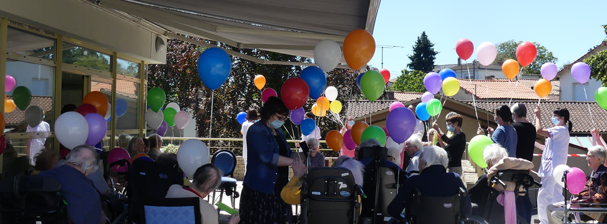 Lâcher de ballons à l'EHPAD